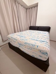 (SOLD ) Simmons 席夢思床架 ～(不連床褥) 床架- Queen size   長 198cm x 闊 154 x 高30 (床背板高度100cm）只使用半年 ，非常新淨 ，席夢思 qu