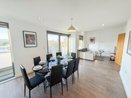 Pangsapuri 100 m² dengan 3 bilik tidur dan 2 bilik mandi peribadi di The City (Hoxton 3-Bed Flat w/ 