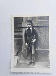 【台灣博土TWBT】202407-086 50年代： 拿木槍孩童服飾沙龍照片
