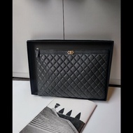 Chanel 黑色荔枝皮Boy 系列大方手拿包