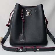LV Lockme黑色全皮革水桶包