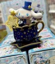 Cinnamoroll's Fluffy Cafe Time ( 未拆袋 )這款非常精緻的公仔是日本玩具品牌 Re-Ment 推出的三麗鷗系列盒玩，名為《大耳狗喜拿的鬆軟咖啡時光》（シナモロールのふわ