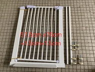 Baby or pet safety gate 嬰兒bb / 寵物 圍欄 欄杆 安全門（上水交收)每邊有1.5 cm加闊條(未計四邊螺絲釘基本尺寸如圖可調節) Trade at sheung shui