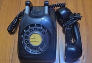 1982年製造黑色 轉盤式老電話 旋轉式電話 老物 古物 懷舊 電影道具 文青餐廳 文青擺飾 家居 收藏 早期 復古 600型電話機