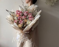 鈔票花 / 永生花 / 摺錢花 /香皂花 / 銀紙花 / 番梘花 / 乾花 / 玫瑰花 / 玫瑰熊 / 拉錢氣球 / 自訂花束 / 花盒 /唯一的愛 / 我只寵你一個 / 小王子 / 波波花束 / 波