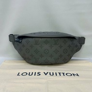 LV Discovery牛皮壓紋胸包