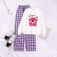 Bộ áo nỉ cổ tròn trắng gấu dâu buồn kèm quần kẻ cho bé gái size từ 9 đến 65kg