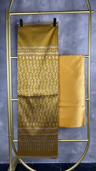 ผ้าไทย ผ้าไหมลายขอประยุคต์  สีทอง เซ็ทตัดชุด ผ้าพรีเมี่ยม ผ้าถุง ผ้าพื้นเมือง ทอลาย 100%
