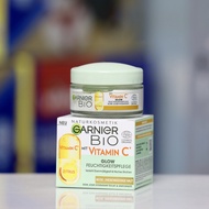 Kem dưỡng ẩm ban ngày GARNIER BIO Vitamin C GLOW. Chăm sóc dưỡng ẩm chống lại làn da mệt mỏi và khô