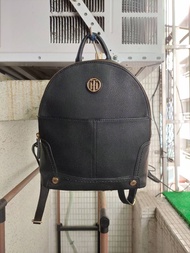 【Tommy Hilfiger 後背包】美國品牌 Tommy Hilfiger 小包 復古 古著 Vintage 年代 撞色 跳色 精品 專櫃 圖騰 質感 潮流 工裝 運動 都會 時尚 簡約 文青 品牌 潮牌 街頭 機能 中性 百搭 Y2K 收納 OUTDOOR 戶外 登山 旅遊 環島 收藏 陽光 型男 辣妹 韓系 日系 歐美 飾品 穿搭