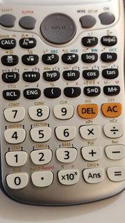 營幕左上角有一黑色 Casio fx 991ES PLUS 計算機  calculator natural VPAM