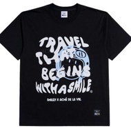 ACME DE LA VIE X Smiley TRAVEL THAT BEGINS SHORT SLEEVE T-SHIRT