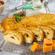Malang Strudel Varian Cheese by Teuku Wisnu