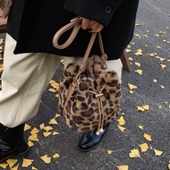 [Bag] Autumn Winter Super Hot Niche Leopard Print Furry Bag All-Match Messenger Bag Furry Bag Bucket