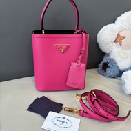 Prada  玫紅色小號Panier Saffiano十字紋牛皮水桶包
