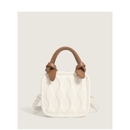 RUSIE กระเป๋าผู้หญิง แฟชั่น สะพายเดี่ยว สไตล์ฝรั่งเศส ทรงเหลี่ยม ออกแบบลายนูน รุ่น P782