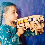 玩具槍。乒乓球射擊遊戲。木槍禮物。男孩玩具。乒乓槍。