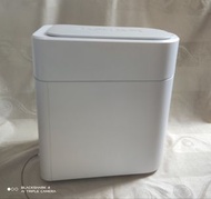 （二手品）Townew 白色時尚智能垃圾桶，前方感應 自動開關 運作正常（有經驗的用家就知桶內垃圾怎拿出來）底部有充電口和開關制，狀況新舊如圖 有使用過 冇盒冇包裝，所見所得 介意勿投