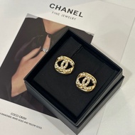 CHANEL 金簍空珍珠雙C大耳環 B24/A