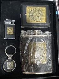 煙盒，酒壺，打火機
