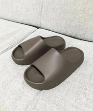 全新正品🔥adidas originals Yeezy Slide ‘’Soot‘’ 防滑運動拖鞋 咖啡色 男女同款