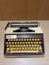 早期Brother打字機Echelon 77 機械式 （沒有附提盒 ）傳統打字機  拍戲 懷舊 珍藏 擺飾 零件 二手