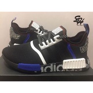 ADIDAS NMD R1 黑藍 滿版 LOGO FV5215