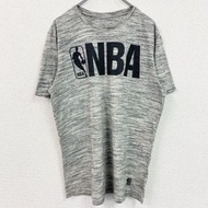 古著NBA短袖T卹，印有籃球標誌，圓領，灰色。
