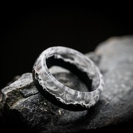 Olympus 木質樹脂環由黑色角樹和透明環氧樹脂製成。 環內是風景