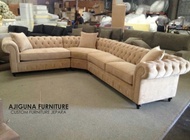 Sofa ruang tamu Letter L model chesterfield kain bludru
