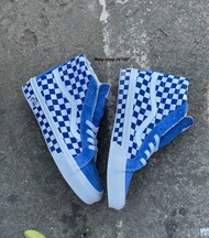 Vans ภาพนี้ถ่ายจากสินค้าจริง 100% ค่ะรุ่นนี้มีไซด์ 40 ถึง 45 ค่ะเป็นสินค้ามือสองไม่มีกล่องไม่มีใบรับ