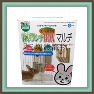 ◎三塊錢寵物◎日本Marukan牧草的家，原木雙色牧草架，天竺鼠、兔子適用、上開式設計，補充方便