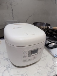 日本 Muji無印良品電飯煲 電飯煲  體積 闊20.8 x 深25.4 x 高18.6厘米 重量 約2.4公斤 消耗電量 380瓦 容量 0.09-0.54升（0.5-3杯米） 炊煮各種米飯 白米・