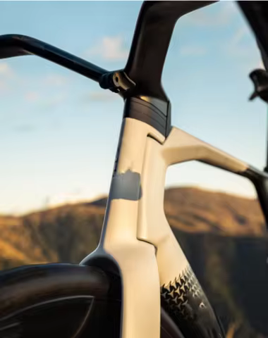 Cutting Edge Aerodynamics road bike carbon frame gull-wing handlebars all internal wiring 700C road 