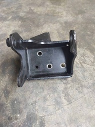 breaket dudukan pompa power steering l300