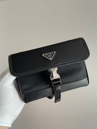 男女通用款 PRADA Saffiano皮革 相機包 手機包 黑色 現貨仲有