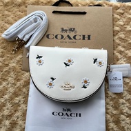 $848 🥳 Coach Ellen Crossbody Handbag 👜 100% New 簡約翻蓋小雛菊立體花朵半月馬鞍包尺寸：20.12.4 cm