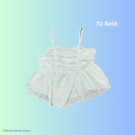 White queen👑✨ — 70 Bath เสื้อสายเดี่ยว สีขาว ผ้ายืดนิด ๆ มีซับตรงอก ด้านหลังเป็นซิป ข้างหน้ามีระบาย