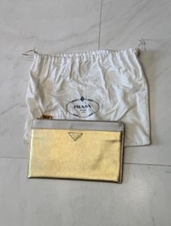 Prada 金色手拿包