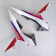 SAMBUNGAN BODI NEW BLADE 125 PUTIH MERAH SAMBUNGAN SAYAP BODY TENGAH BLADE NEW 125 SEKEN ORIGINAL