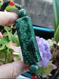 翡翠鑑賞【雕花玉琮】 花青種，大小58.1x19.6x15mm，老花青色，顏色辣綠。滿工雕花長條方柱狀，內圓孔狀，四面是祥雲及纏枝紋仿古雕刻。玉琮外型方內洞圓，是古代高等級祭祀禮器。玉件無紋無裂，品相