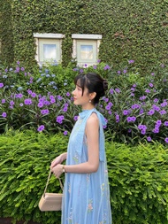 🥂Lady Camelia Dress - Miida✨ ผ้าใหม่เบาๆเข้ากับเวลล์เลยค่ะ เดรสทรงปล่อยมีโบว์ผูกข้างคอเชิดๆ ดีเทลผ้า