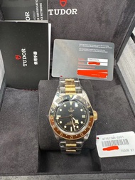 ✅官方價：45,700$HKD✅⭕️2023年7月卡全球五年保養 ⭕️full set全新全套 ✅ 帝舵  間金沙士圈 TUDOR Black Bay GMT S&G腕錶- m79833mn-0001
