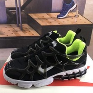 訂購LINE：mei896  TT130AQAIR ZM STTIRIDON CG 2  復古新款以復古鞋款 Air Zoom Spiridon Caged 為藍本打造，煥新打造AQ年款設計。全掌泡棉中底，后跟搭載籠式 Zoom Air 緩震配置，締造輕盈邁步體驗的同時外觀不失時尚。外底則采用耐穿橡膠貼片，為足部提供有效防護保障  貨號：CJ9918-001 SIZE：36-45