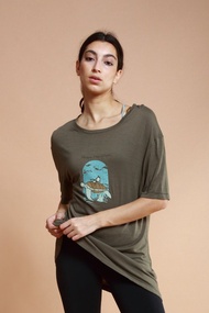 asana eco 生態意識系列-laid back 寬鬆Tshirt-夜幕綠/海龜