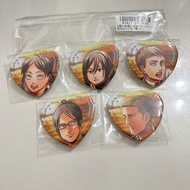 進擊的巨人 Anique 特典心型襟章 徽章 吧唧  (艾連 艾倫 eren 阿爾敏 米卡莎 mikasa 利威爾 里維 levi 兵長 艾爾文 團長 漢吉 約翰 讓 萊納 貝爾托特 希斯特莉亞 尤彌