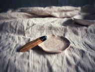 桌上的白瓷糖霜 / 粉色糖心碟・聖木鼠尾草燃燒盤・點心盤