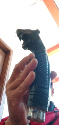 gagang golok ukiran kepala macan warna hitam
