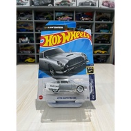 Hotwheels Aston Martin DB5 Card wrinkled