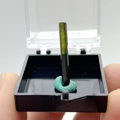 Natural green tourmaline pillars mineral crystal specimens stones and crystals quartz crystals (box 